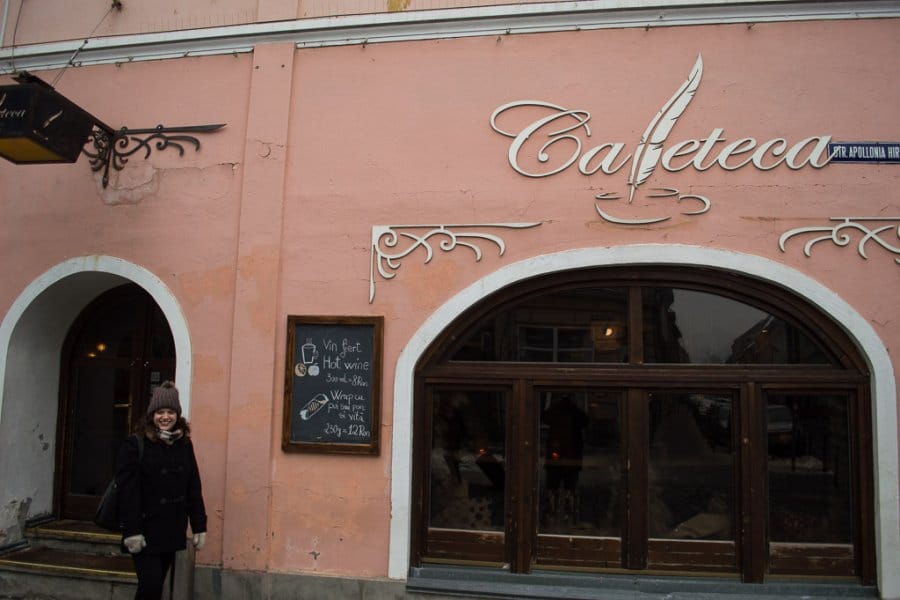 Exterior of a pink building with white text that says Cafeteca.