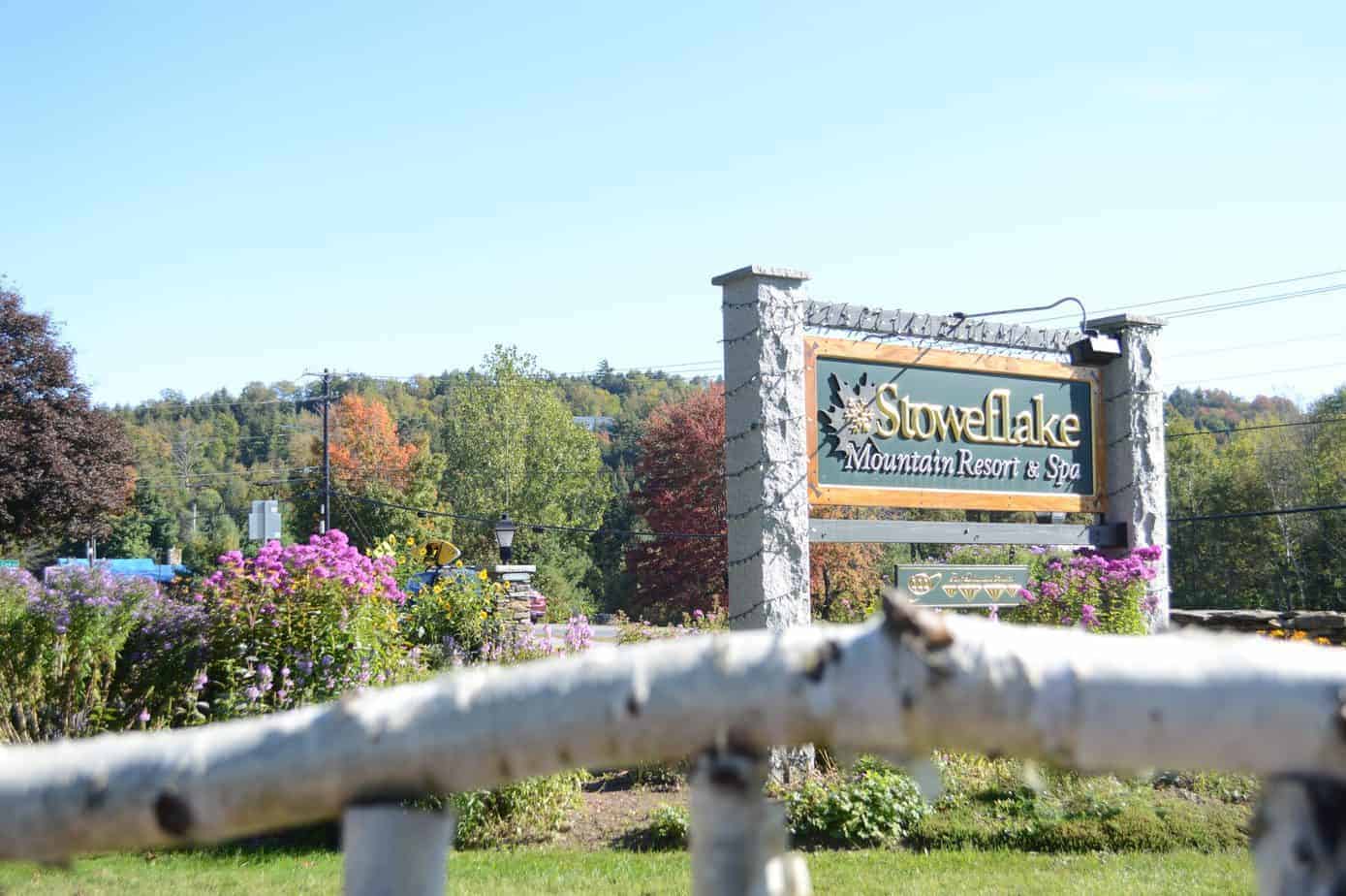 A sign in the fall says Stoweflake Mountain Resort & Spa.