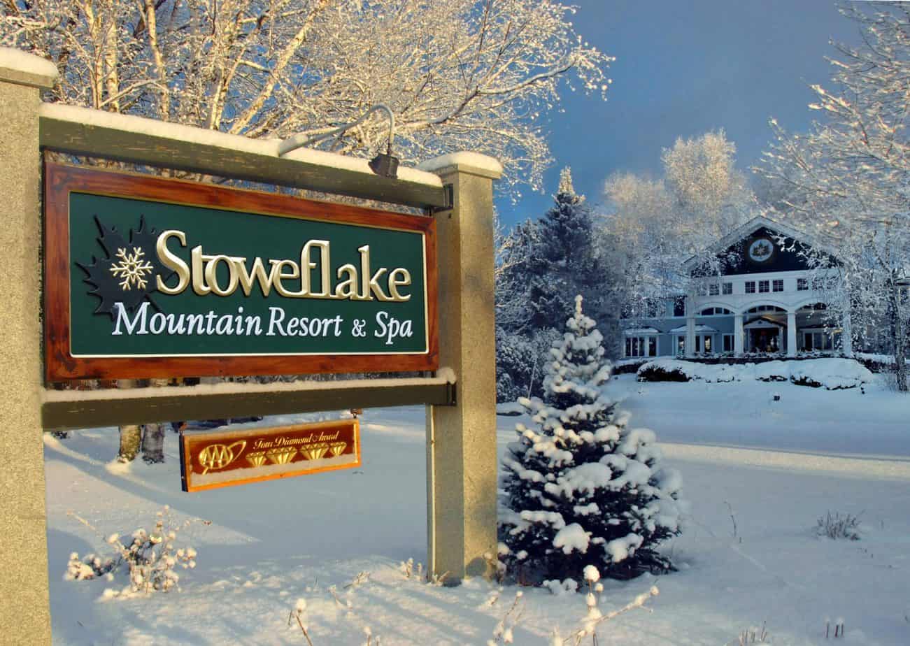 A green and red sign that says \"Stoweflake Mountain Resort & Spa.\"