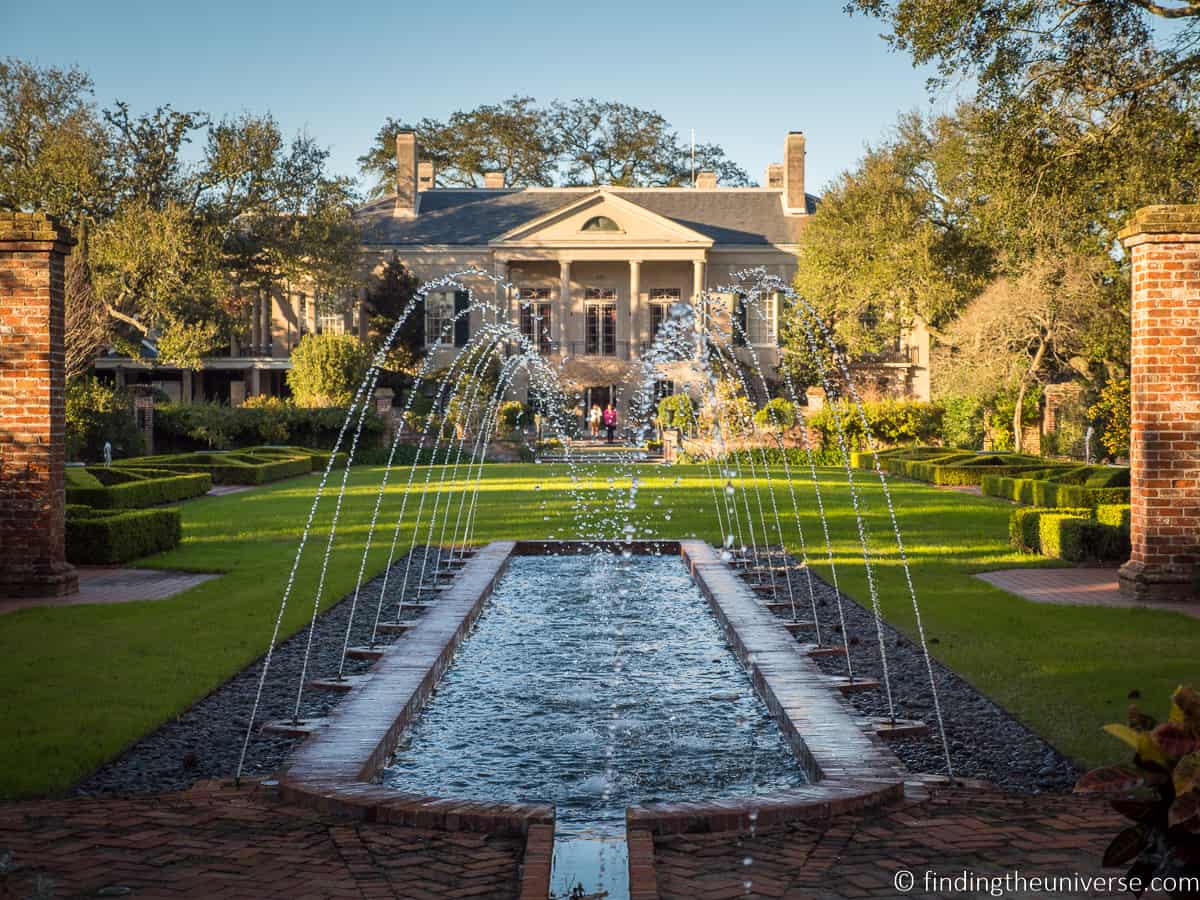 Una bonita fuente en el vecindario Nueva Orleans romántica, Luisiana, en un día soleado