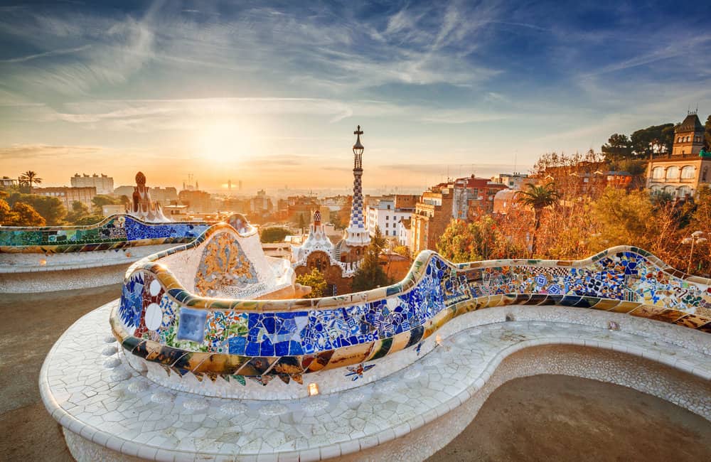  Una vista de Barcelona, ​​España, un destino de viaje familiar, desde un parque al atardecer 