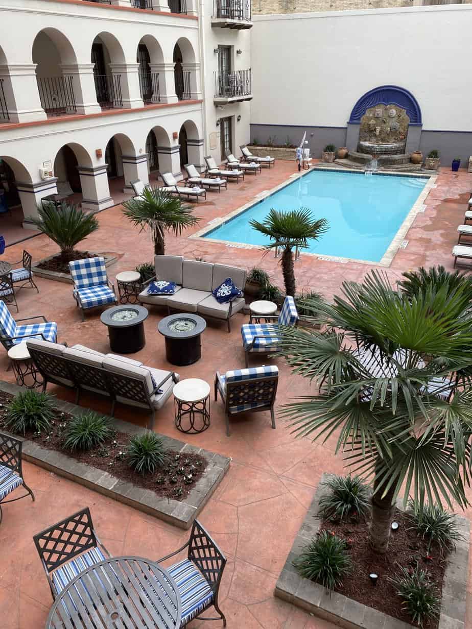 Uma piscina e um pátio em um dos hotéis mais populares de San Antonio no River Walk
