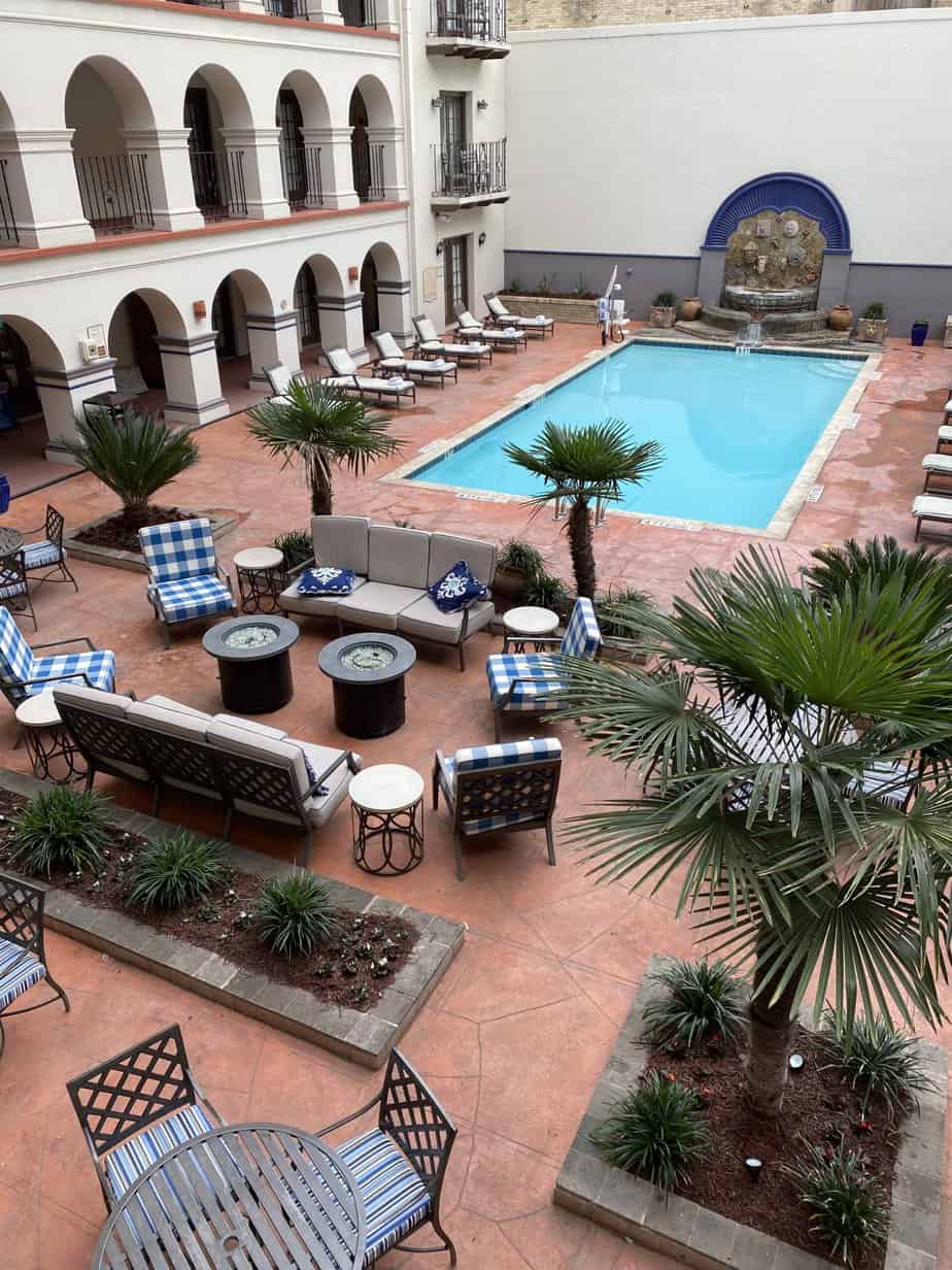 Una piscina y un patio en uno de los hoteles más populares de San Antonio en River Walk