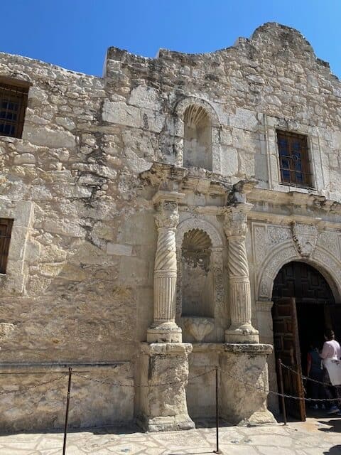 O antigo edifício de pedra do The Alamo em San Antonio, Texas, sob um profundo céu azul