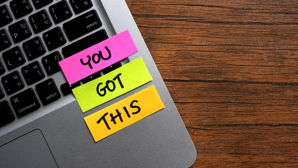  Post-it klebte an einem „You Got This“-Tastaturstatus“ width=